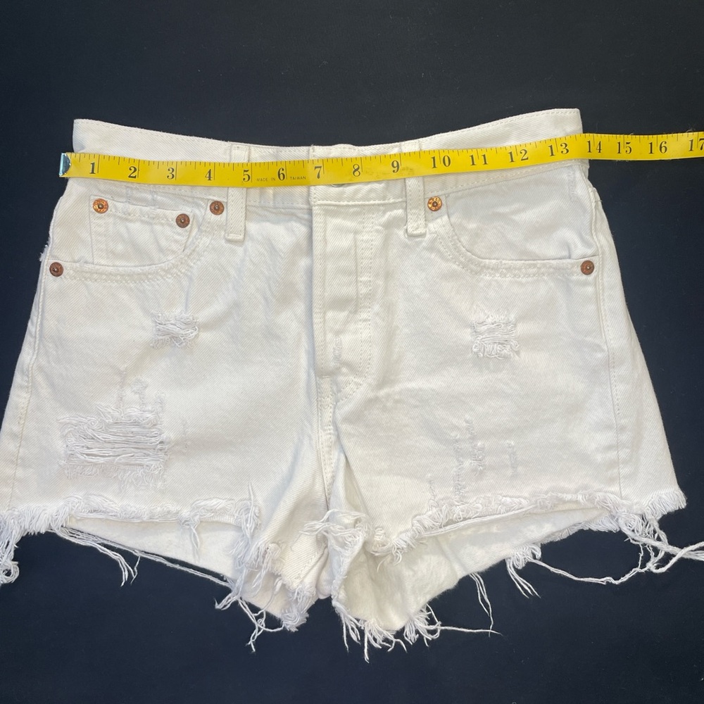 White Denim Levi’s Shorts Size 26 - Picture 9 of 10